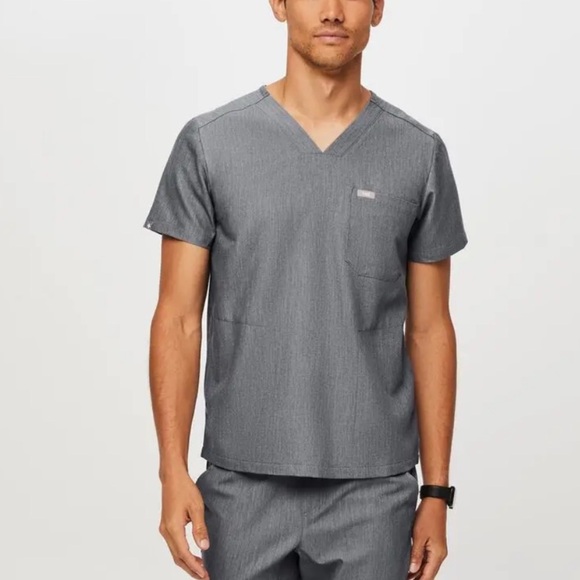 Figs Other - FIGS Chisec Three-Pocket MEN Scrub Top in Graphite size Small V-neck